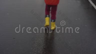 穿着红色<strong>裤子</strong>和黄色防水橡胶靴的<strong>儿童</strong>腿